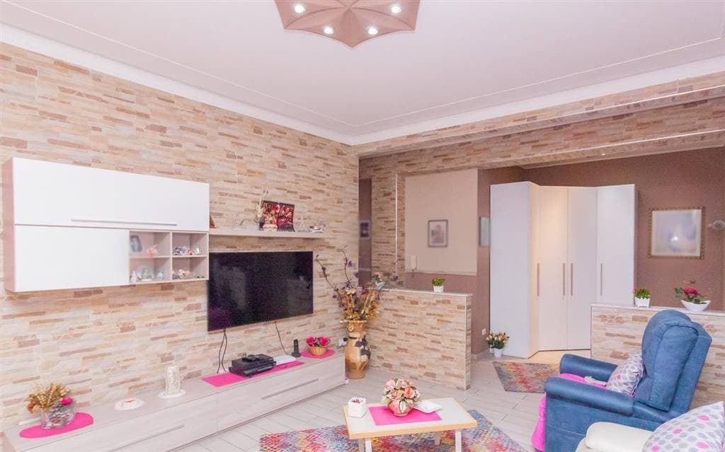 Foto 2 di 19