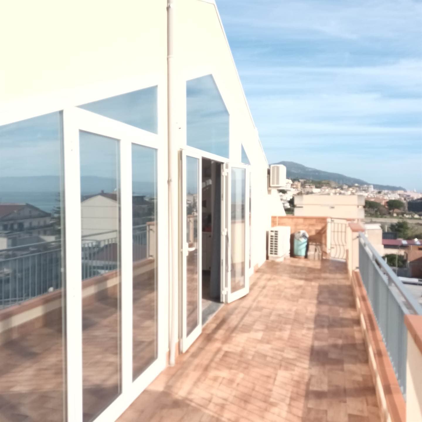 Foto 2 di 37