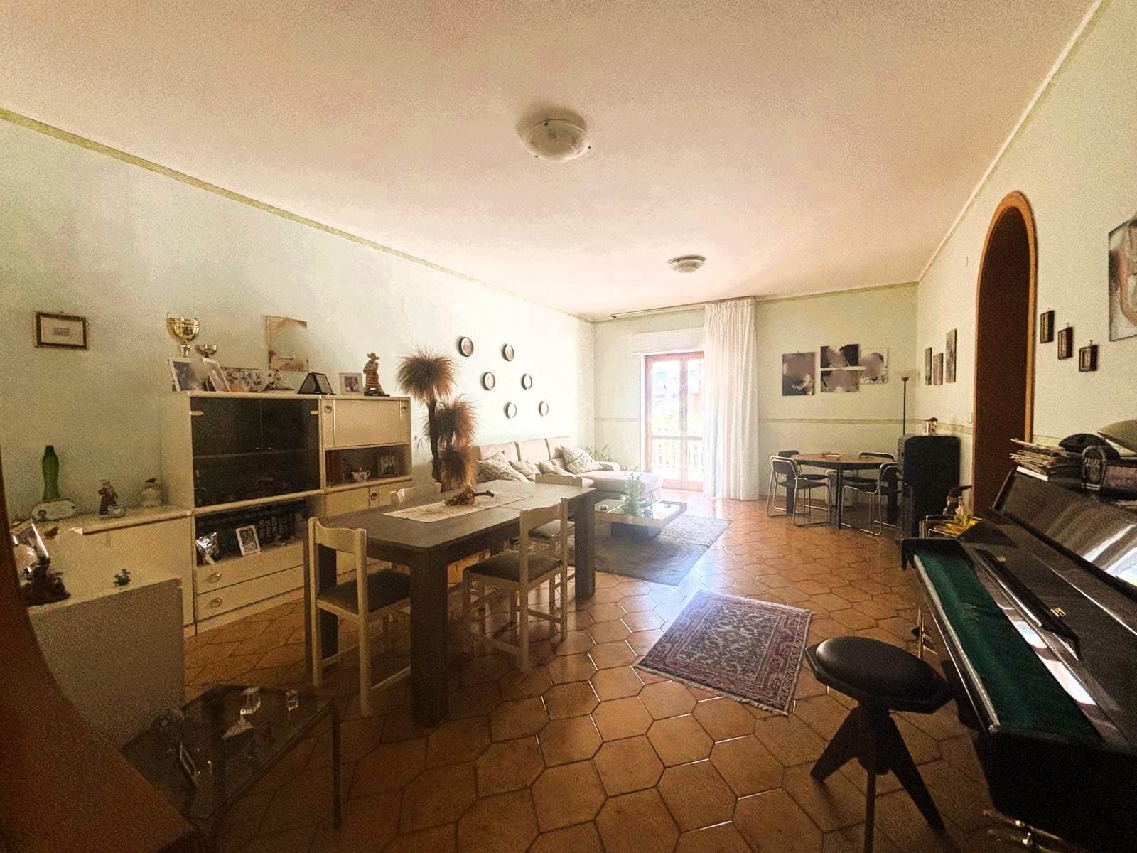 Foto 2 di 28