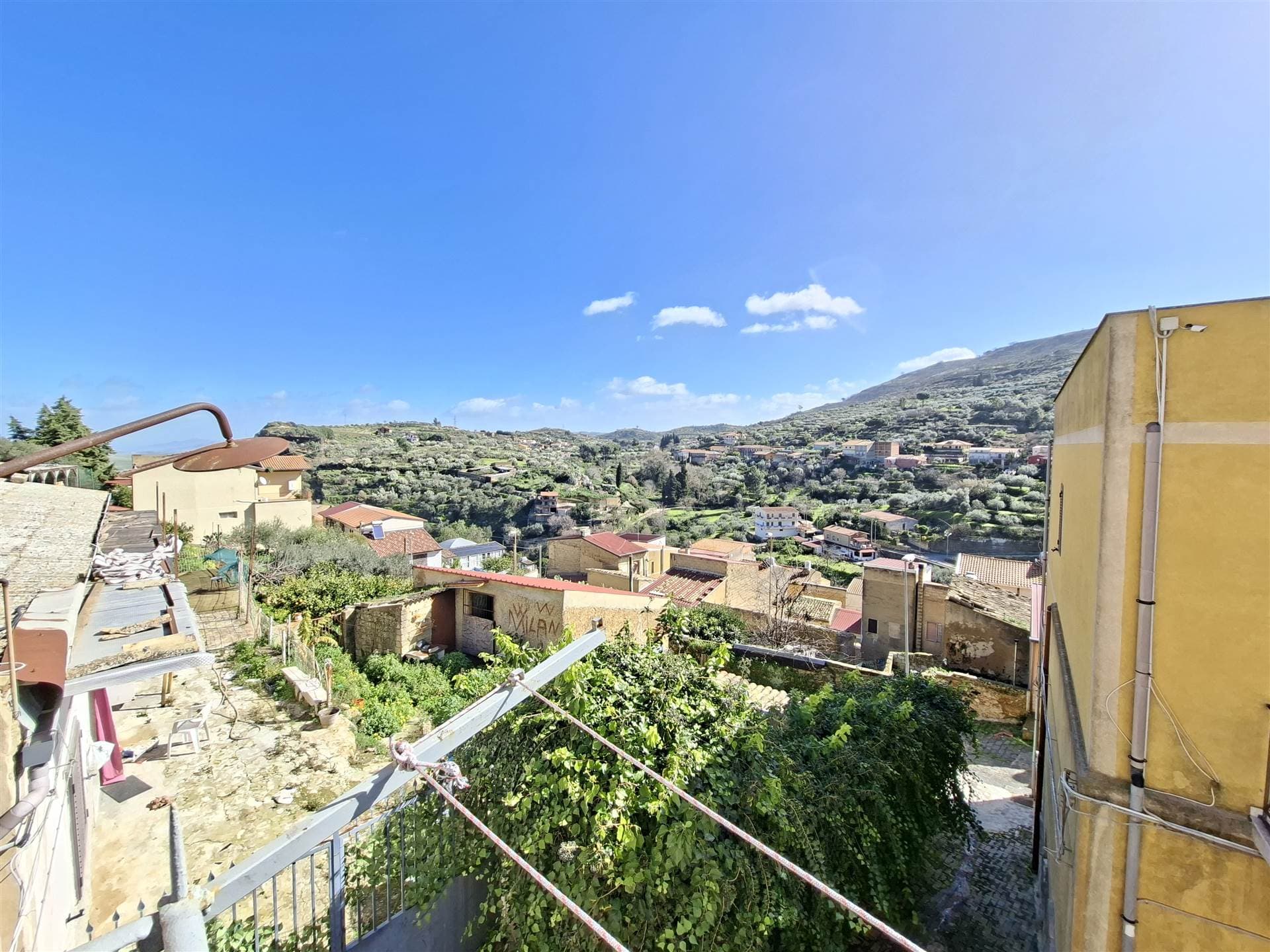 Foto 2 di 23
