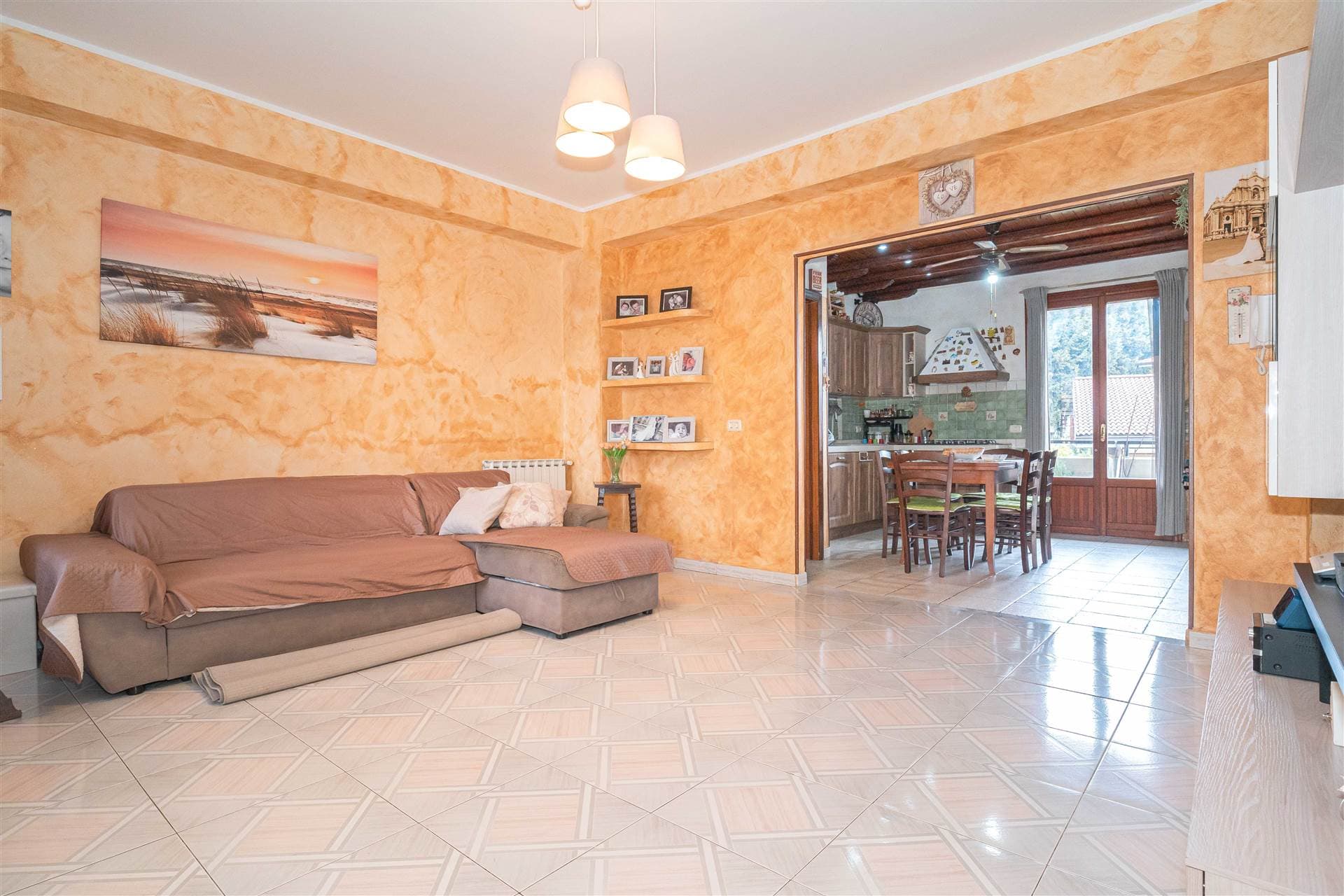 Foto 2 di 21