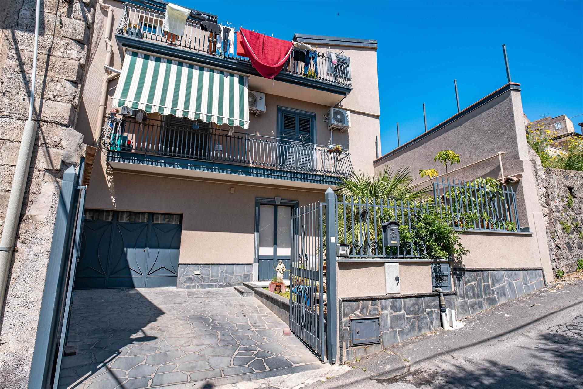 Foto 2 di 27