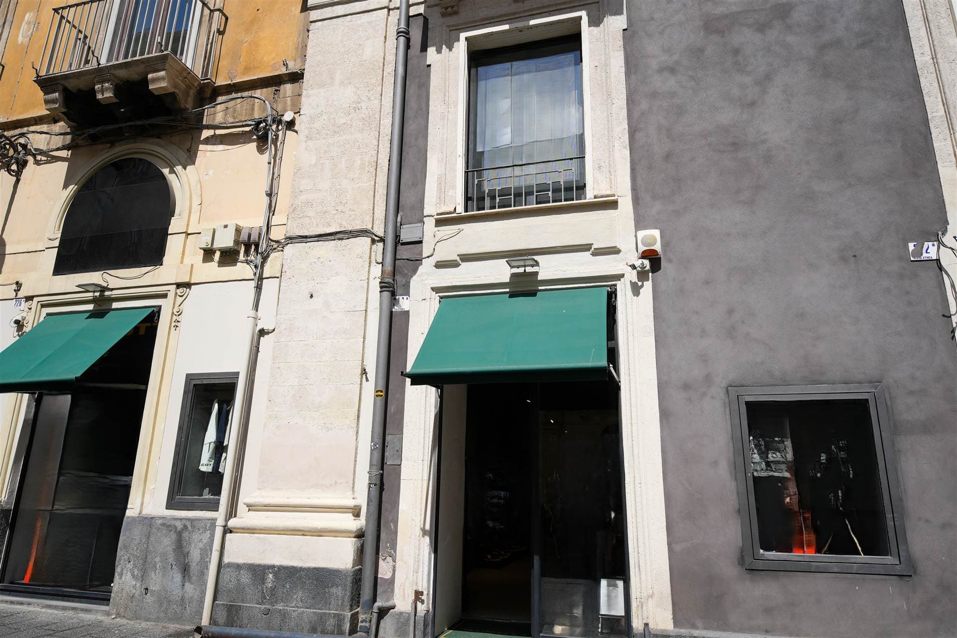 Foto 2 di 44