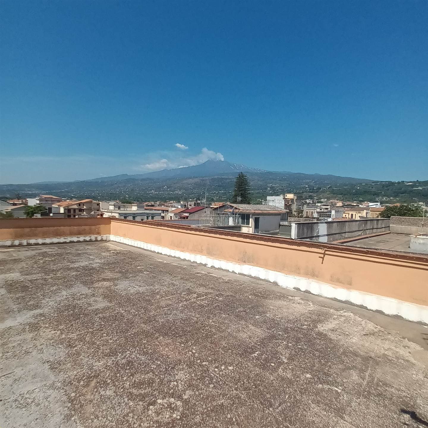 Foto 2 di 28