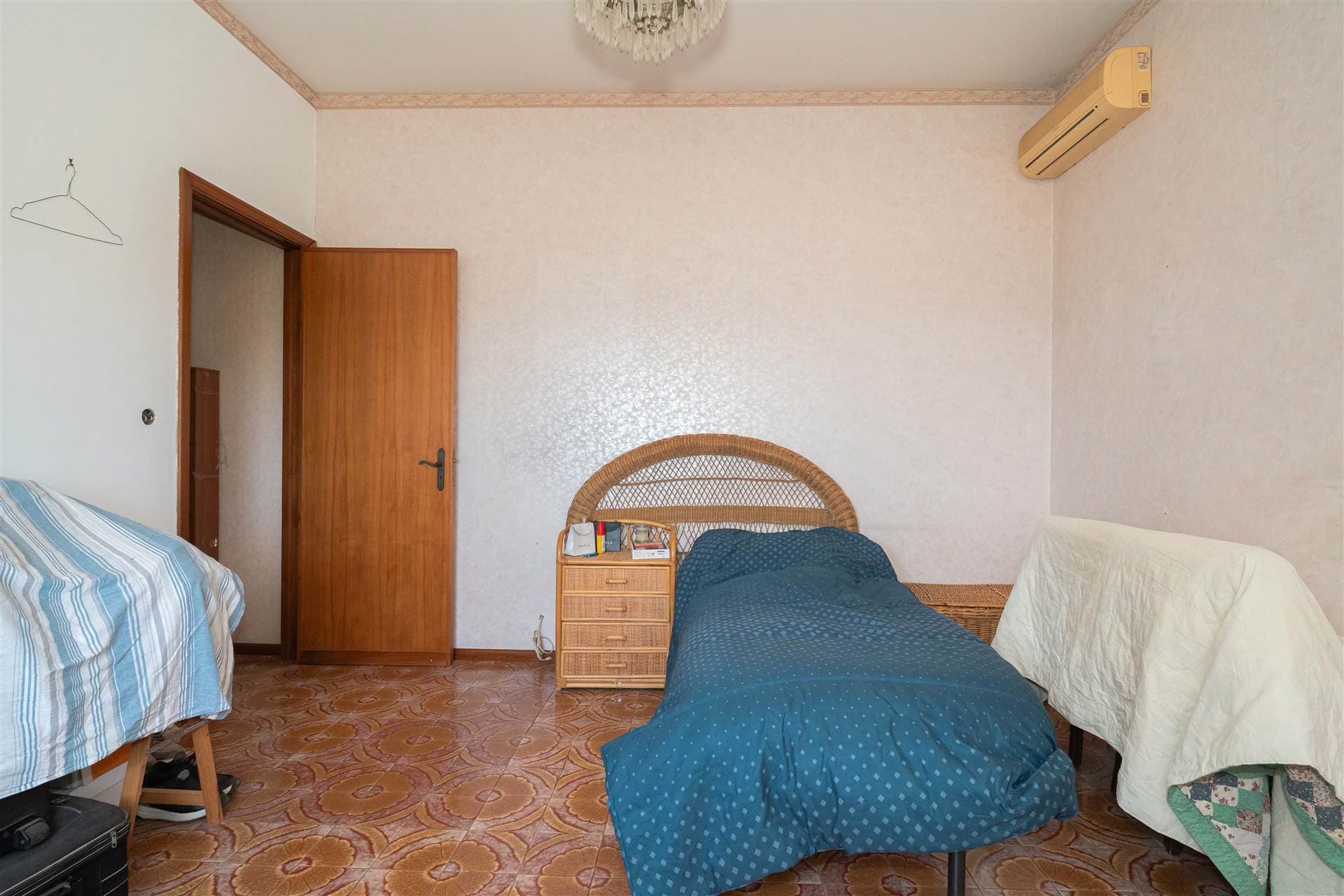 Foto 2 di 24
