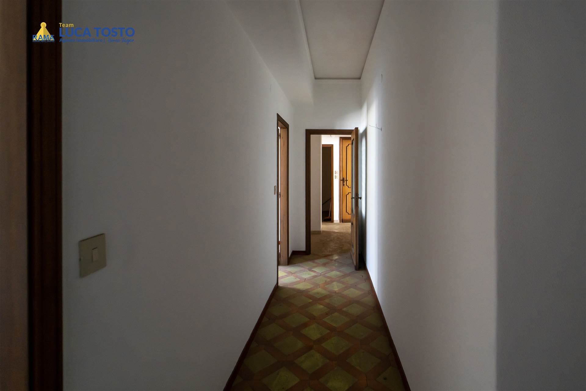 Foto 2 di 30