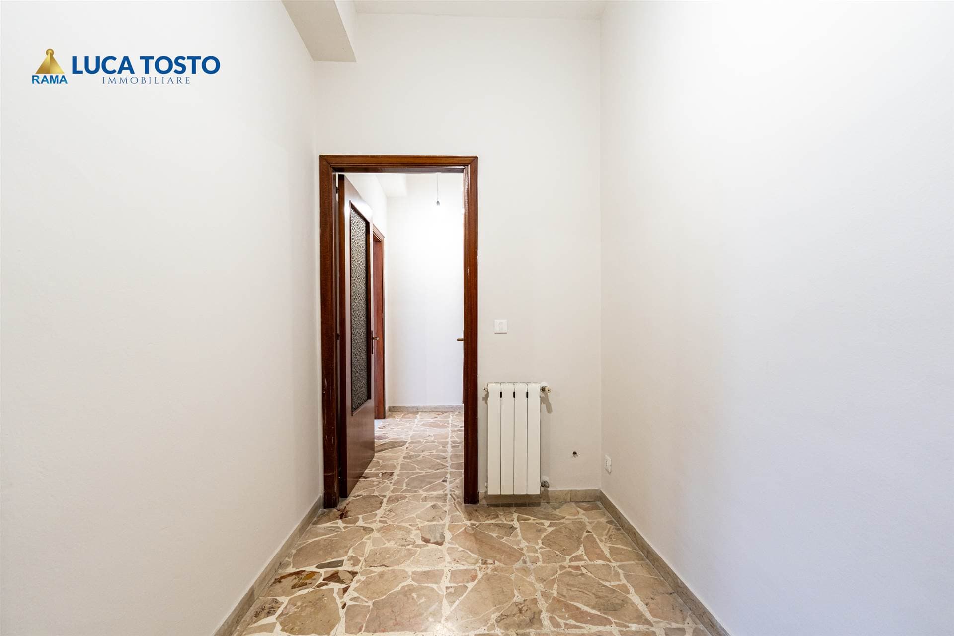 Foto 2 di 32